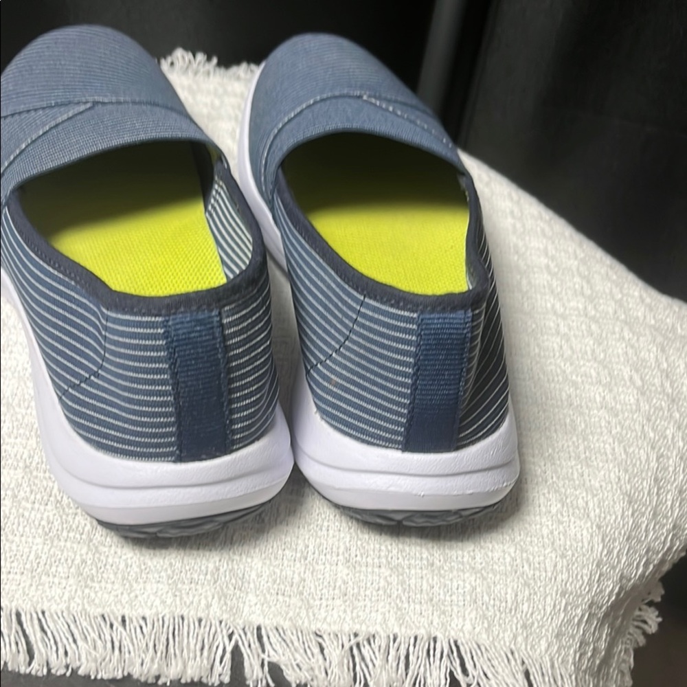 L.L. Bean  Back Cove Slip-On Shoes - Blue ladies size 7 - Picture 4 of 13